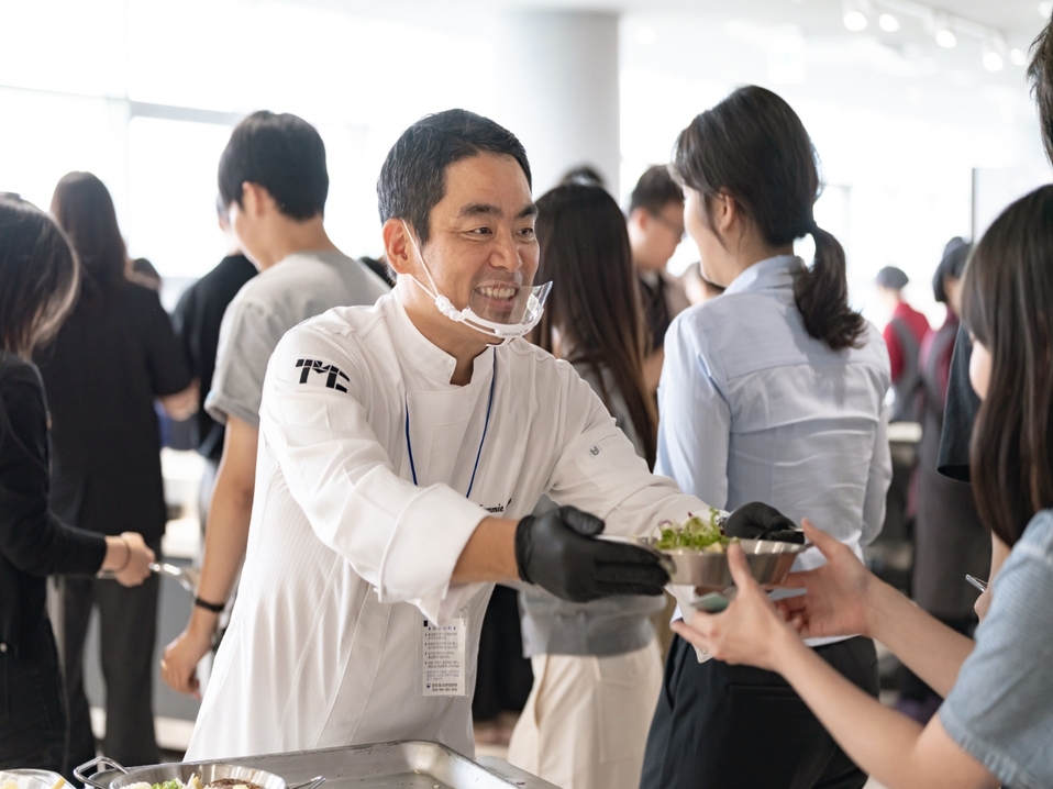 구내식당서 ‘프렌치 비스트로’ 감성 오감 만족... 본우리집밥, 프렌치파파 타미 리 셰프와 세종청사서 ‘본셰프데이’